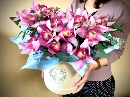 Розовая орхидея в шляпной коробке